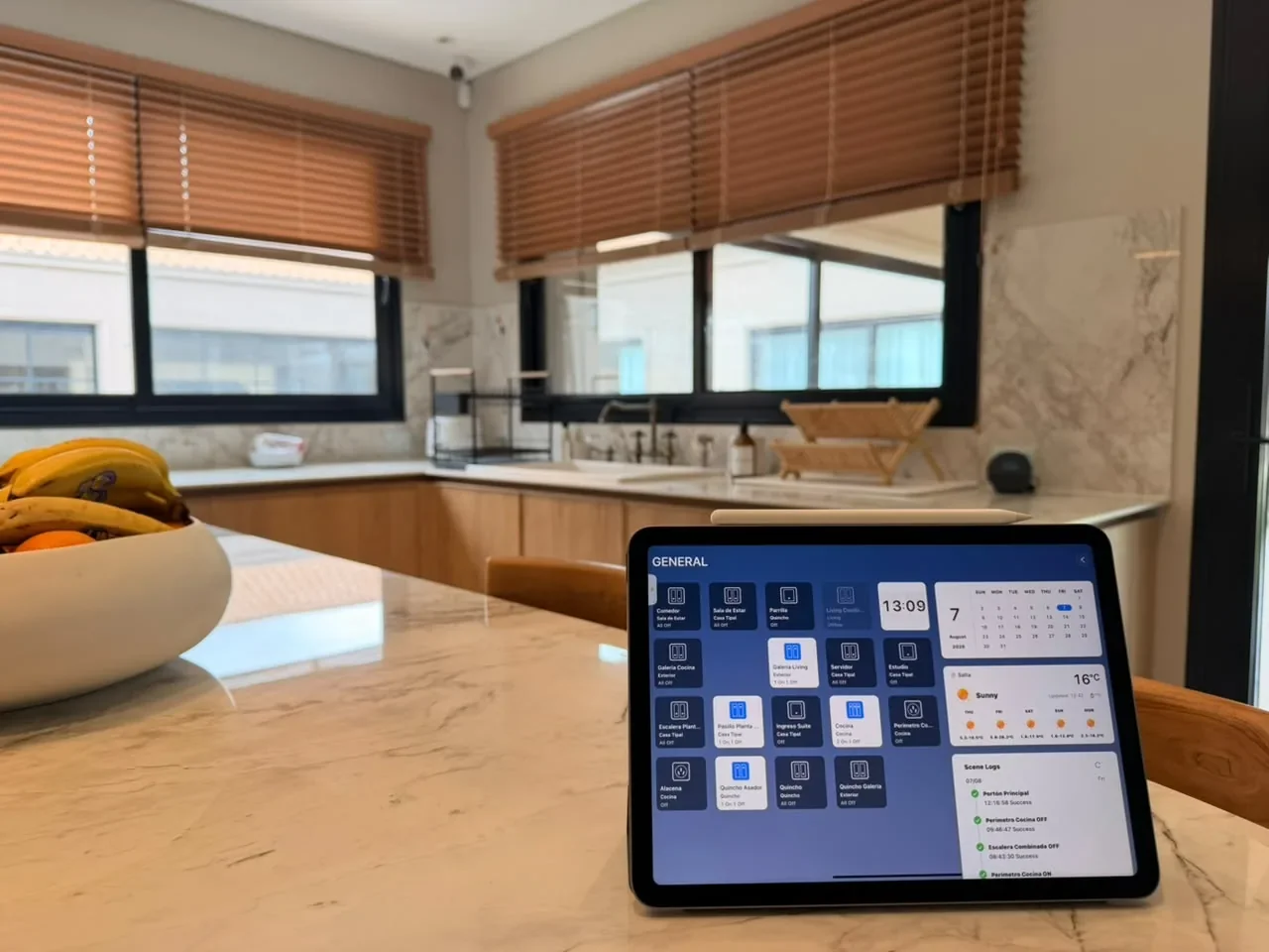 Tablet de control domótico en cocina residencial