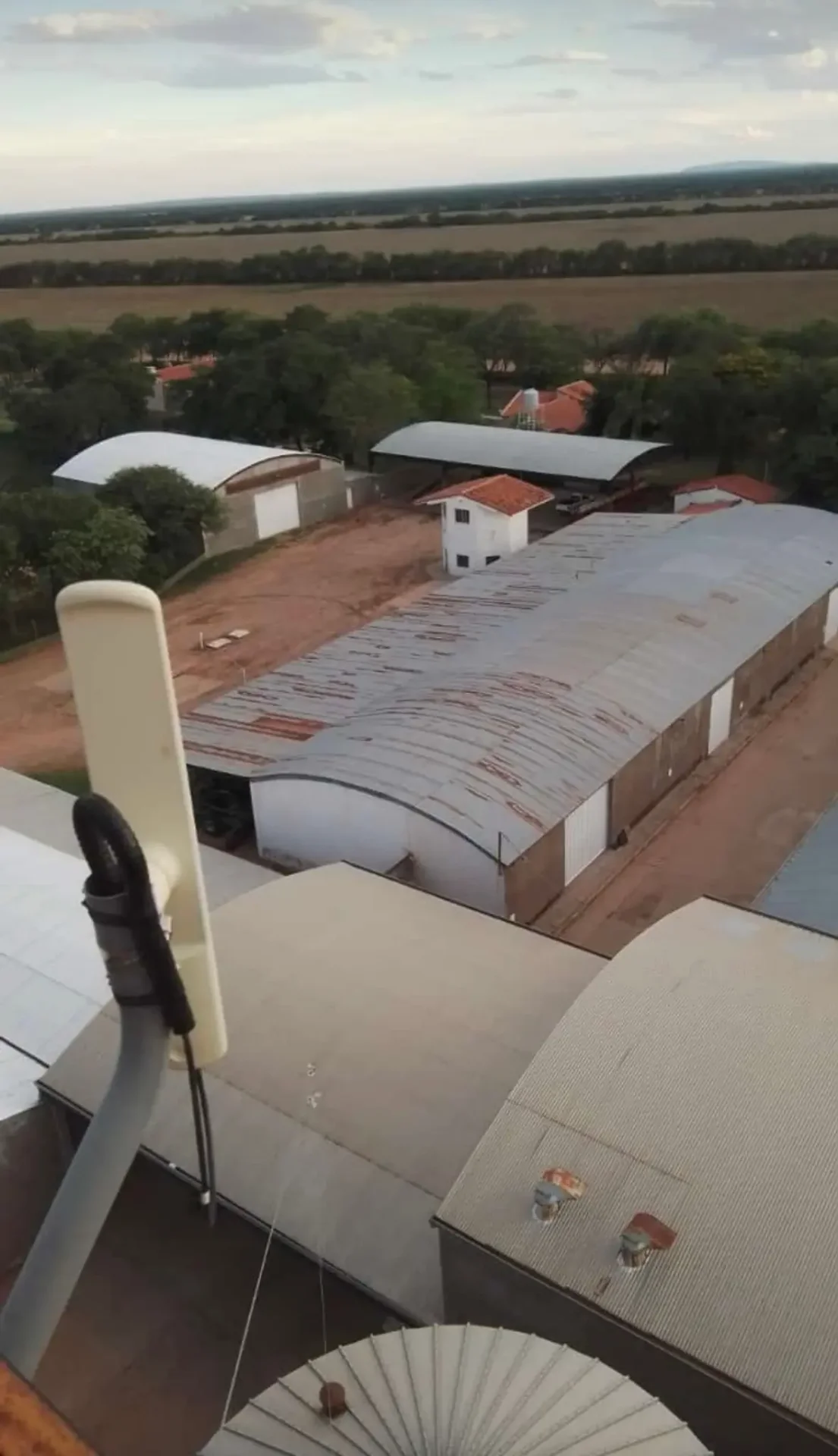 Antena para enlace inalámbrico punto a punto instalada en entorno rural