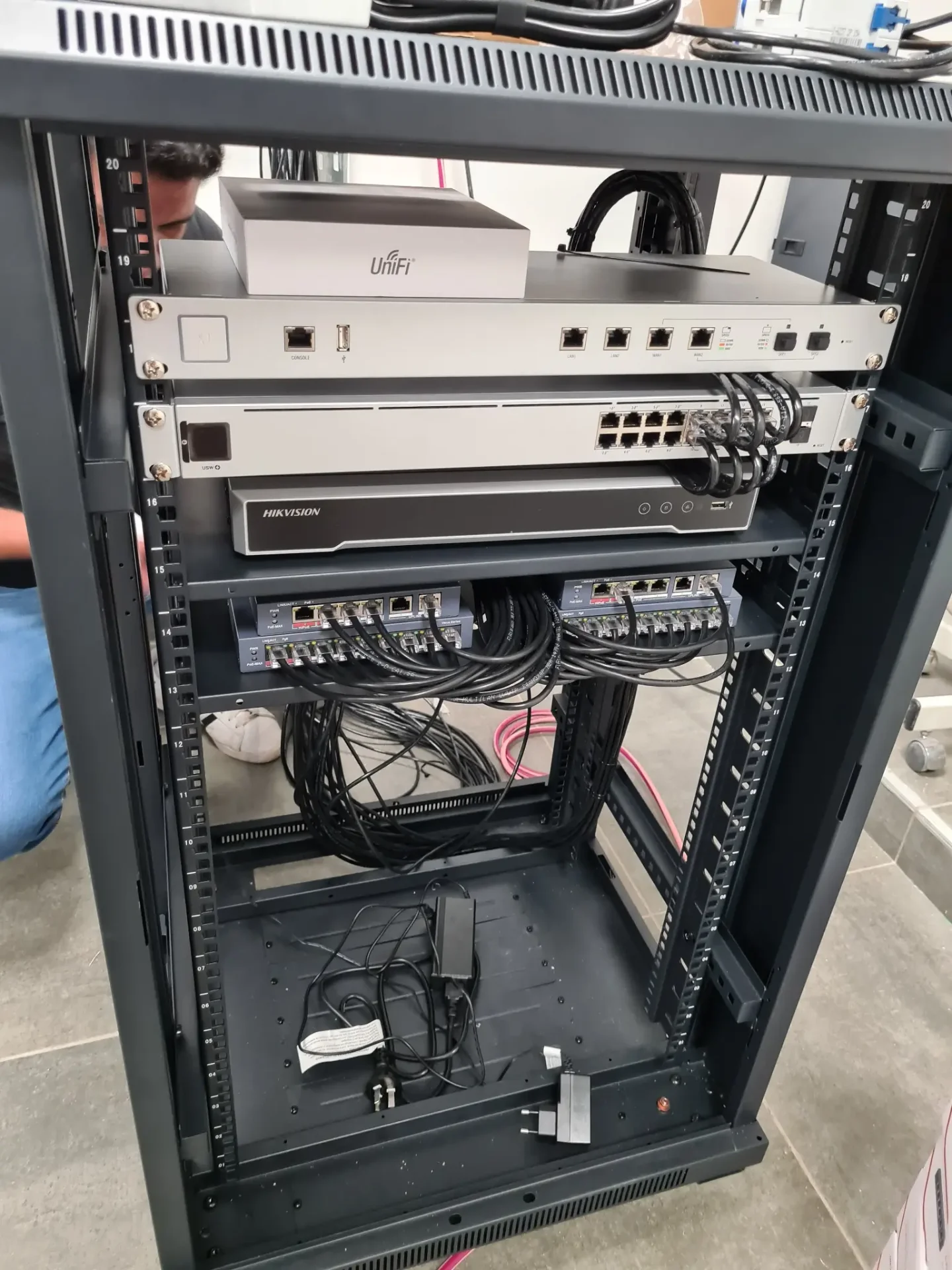 Técnico de DOMATIC organizando cableado en rack de comunicaciones