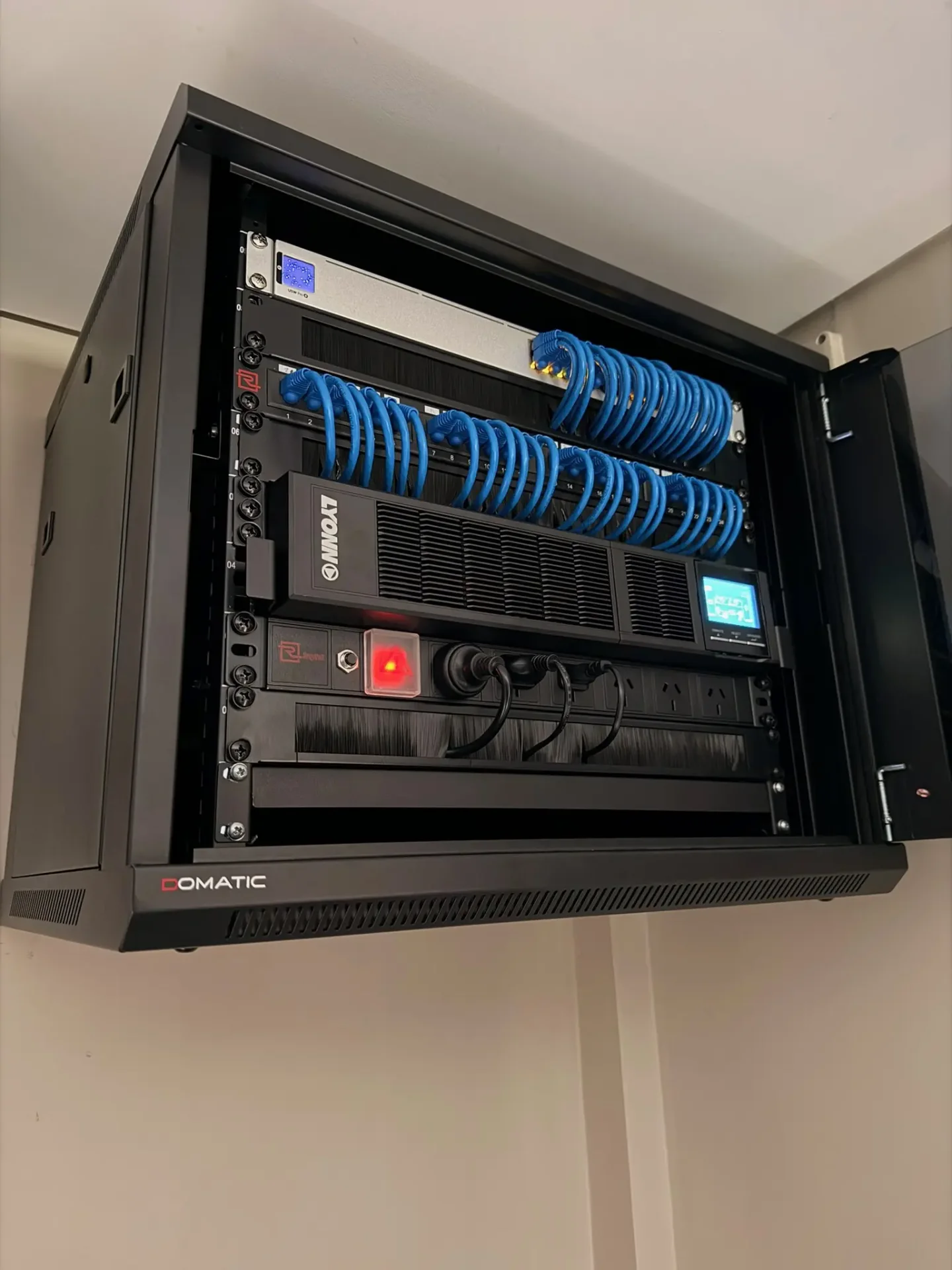 Infraestructura de red centralizada en rack técnico